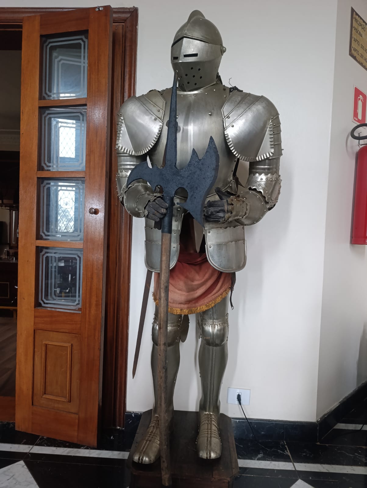 Armadura Europeia com Alabarda